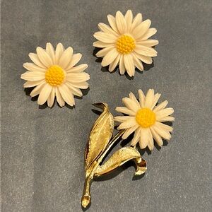 Vintage Sarah Coventry Daisy Brooch with matching Clip Earrings.